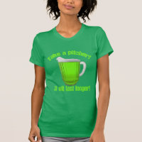 Tome um jarro inteiro da cerveja verde