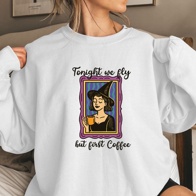 Camiseta Tonight We Fly But First Coffee Women’s Halloween  (Witch shirt Halloween witchcore)