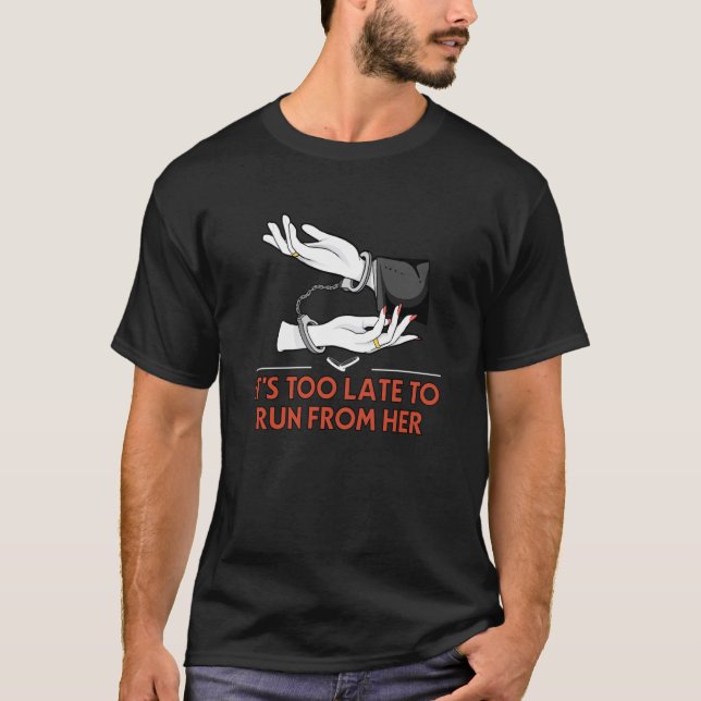 Camiseta Too Late to Run from Her Wedding Groom Bride and G (Frente)