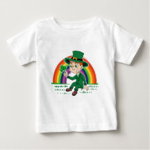 Toon leprechaun bonito com shamrock e arco-íris