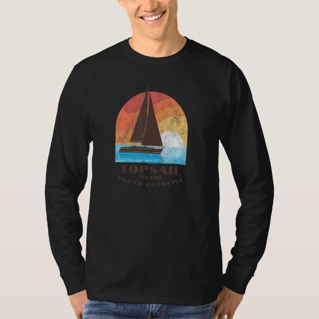 Camiseta Topsail Island, NC Vacationing Sailboating Sunrise (Frente)