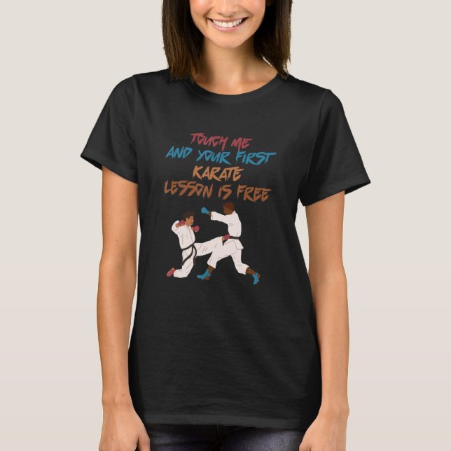 Camiseta Toque Clássico Me E Sua Primeira Lição De Karate É (Frente)