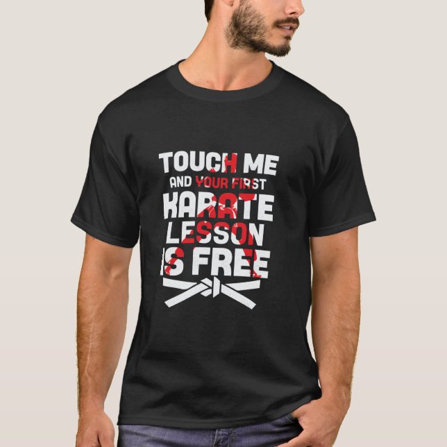 Camiseta Toque Clássico Me E Sua Primeira Lição De Karate É (Frente)