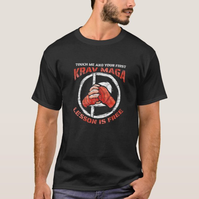 Camiseta Toque Em Mim E Sua Primeira Lição De Krav Maga Est (Frente)