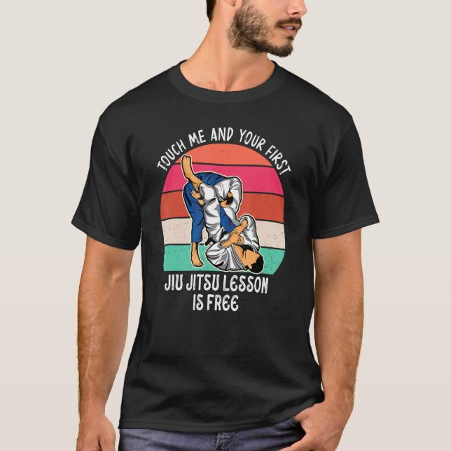 Camiseta Toque Em Mim E Sua Primeira Lição Jiu Jitsu É Livr (Frente)