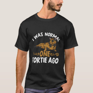 Camiseta TortoisInferno Gato Eu Era Normal Há Uma Torta