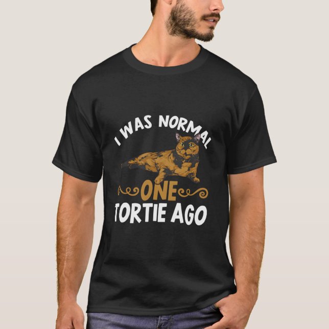 Camiseta TortoisInferno Gato Eu Era Normal Há Uma Torta (Frente)