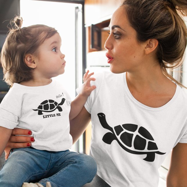 Camiseta Tortura Branca e Negra (hello little me newborn baby turtle.)