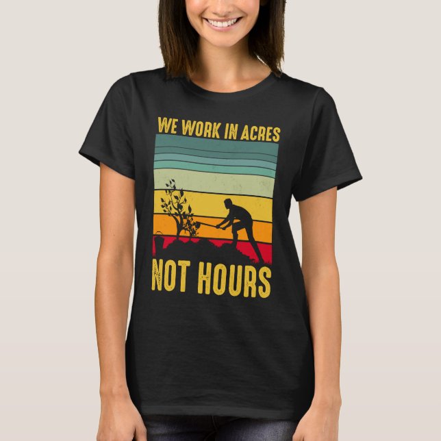 Camiseta Trabalhamos Em Acres Não Em Horas (Frente)