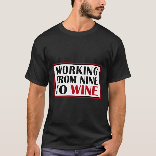 Camiseta Trabalhando De Nove Para Vinho 25 (Frente)