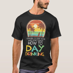 Camiseta trabalhando é o dia que bebendo da festa de praia