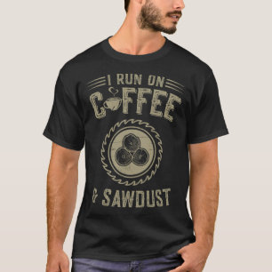 Camiseta Trabalhando Em Madeira Eu Corro Em Café E Pirata D