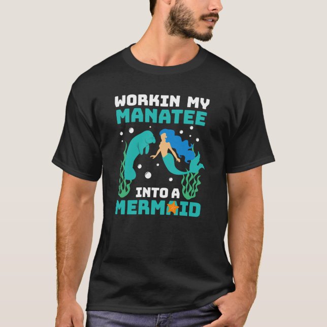 Camiseta Trabalhando em Manatê para as mulheres bonitas da  (Frente)