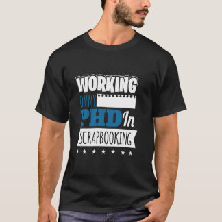 Camiseta Trabalhando no meu doutorado em Scrapbooking de Ar