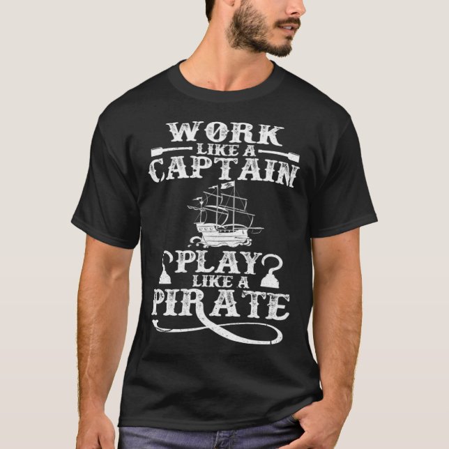 Camiseta Trabalhar Como Um Capitão Jogar Como Um Navio Pira (Frente)
