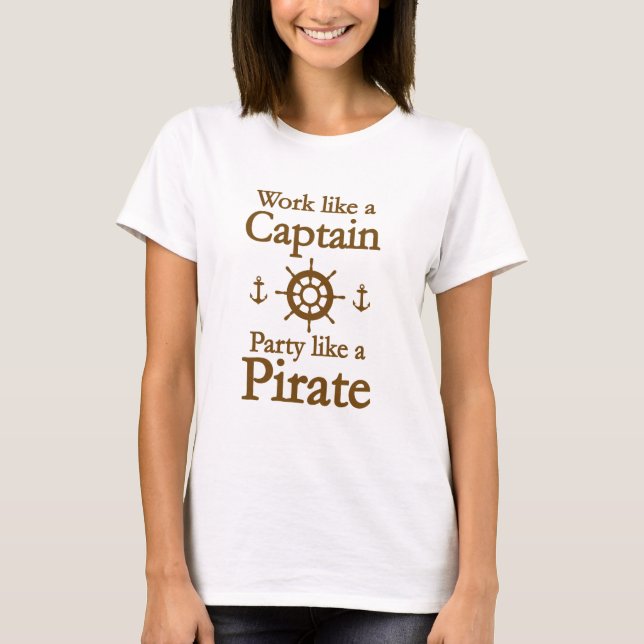Camiseta Trabalhar Como Uma Festa De Capitã Como Um Pirata (Frente)