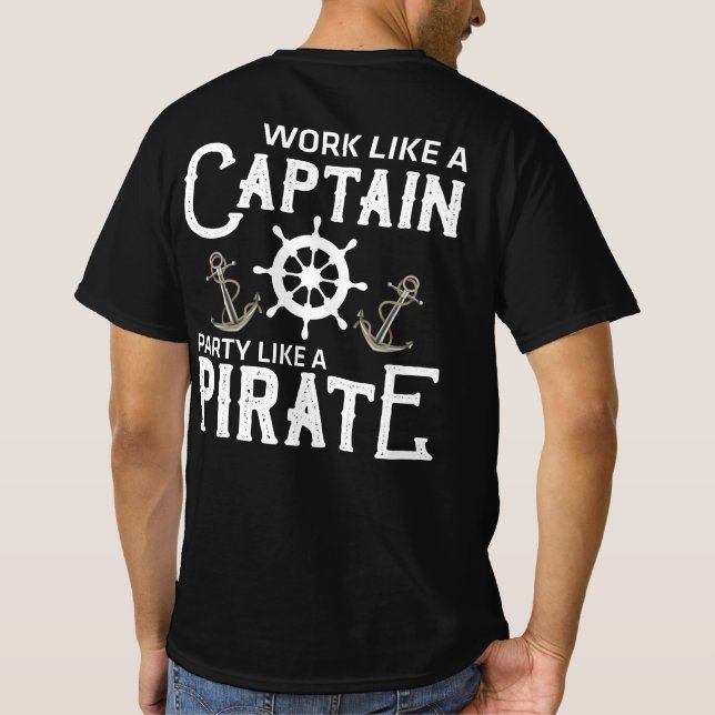 Camiseta Trabalhar Como Uma Festa De Capitã Como Um Pirata (Verso)