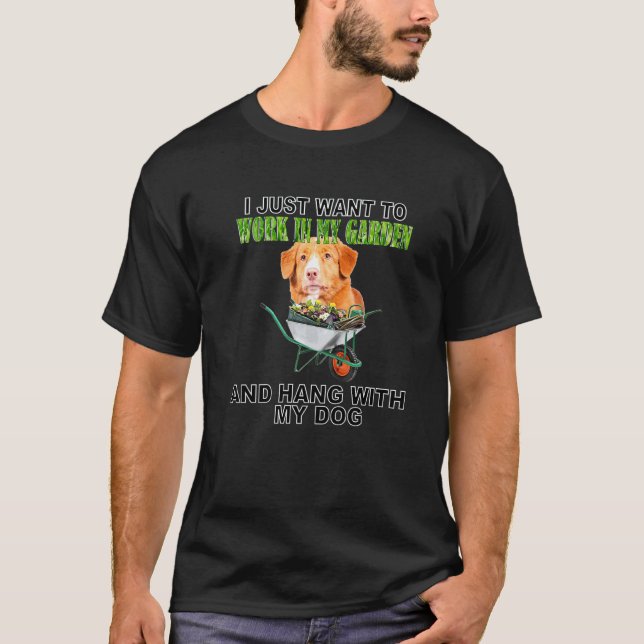 Camiseta Trabalhe No Meu Jardim & Pendure W Nova Scotia Duc (Frente)
