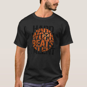 Camiseta Trabalho de duro vence talento jogador de basquete