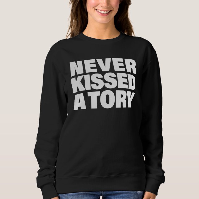 Camiseta Trabalho LGBT Nunca Beijou Uma Tória (Frente)