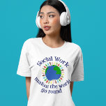 Camiseta Trabalho social faz o mundo girar<br><div class="desc">Uma camiseta tríplice da assistente social que apresenta pessoas de mãos dadas pelo planeta Terra em azul e verde. Uma bela maneira de mostrar como o trabalho social cura e ajuda as pessoas. O trabalho social faz o mundo girar e ser um lugar melhor.</div>