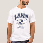 Camiseta Trabalhos de jardim engraçados com gramado persona<br><div class="desc">Abaixe a competição com esta Camisa Costeira! Apresentando um crachá divertido da Universidade do Rio, é o presente perfeito para pais, avós, maridos e paisagistas que governam o pátio. Personalize-o com a sua família ou o seu nome de quintal. Excelente para o Dia do Pai, aniversários ou guerreiros do gramado...</div>