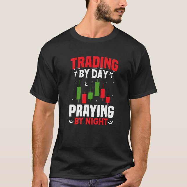 Camiseta Trading By Day Praying By Night Trader Stock Marke (Frente)