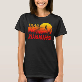 Camiseta Trail Running im orangen Sonnenuntergang mit Berge