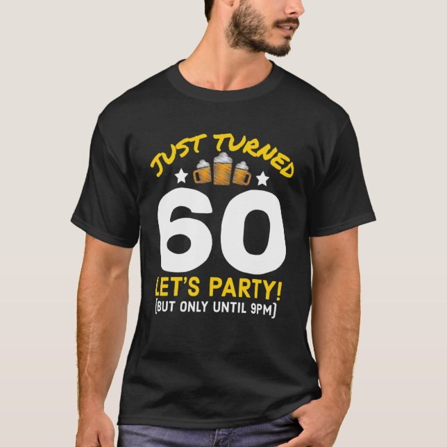 Camiseta Transformou 60 Festas Até 9Pm Engraçado 60º Aniver (Frente)