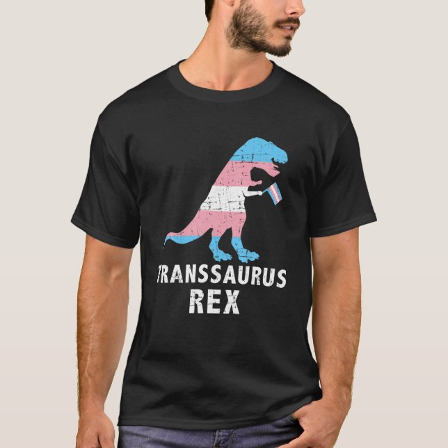 Camiseta Transsaurus Rex Dinossaur Na Bandeira Transgênero  (Frente)