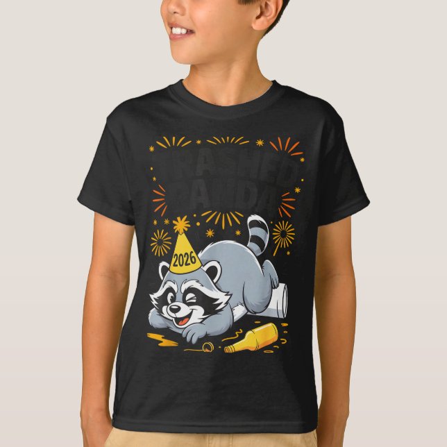 Camiseta Trashed Panda New Year 2026 Funny Drunk Raccoon  (Frente)