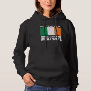 Camiseta trate-me com carinho, tenho uma esposa irlandesa I