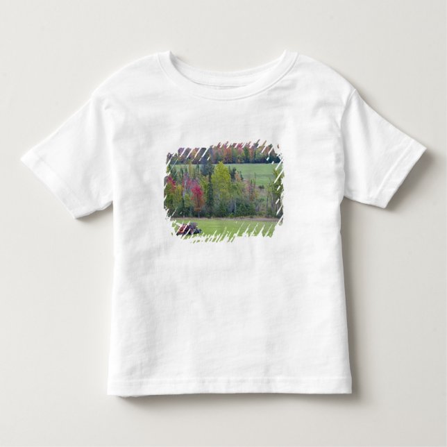 Camiseta Trator com fardo de feno em campo verde com (Frente)