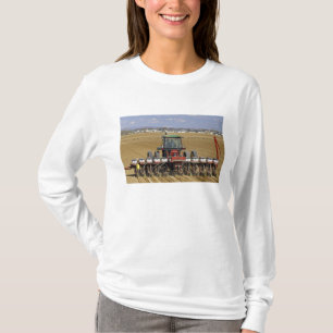 Camiseta Trator puxando uma plantadeira de sementes de milh