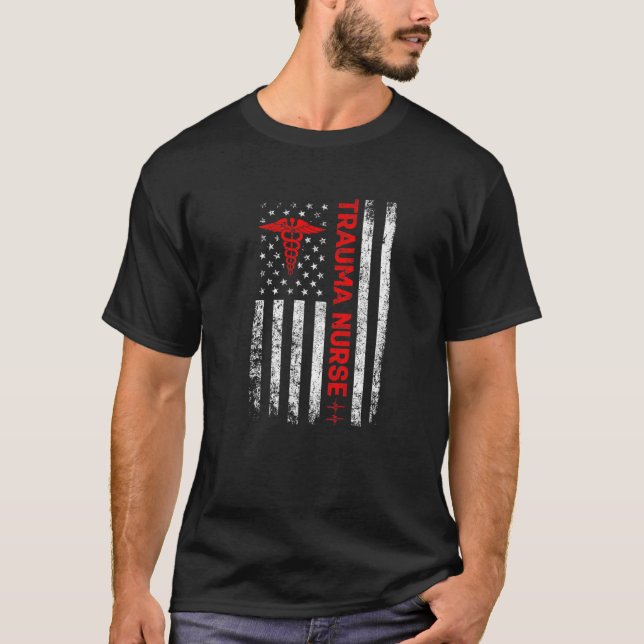 Camiseta Trauma Enfermeira Retro-Americana Bandeira Patriót (Frente)