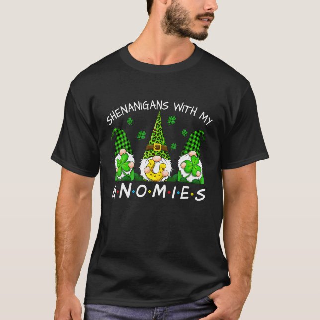 Camiseta Travessuras Com Meus Gnomos Feliz Dia de São Patrí (Frente)