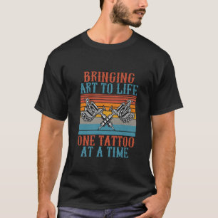 Camiseta Trazendo arte à vida uma tatuagem por vez
