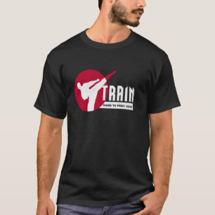 Camiseta Treine duro, lute fácil. A preparação leva ao suce