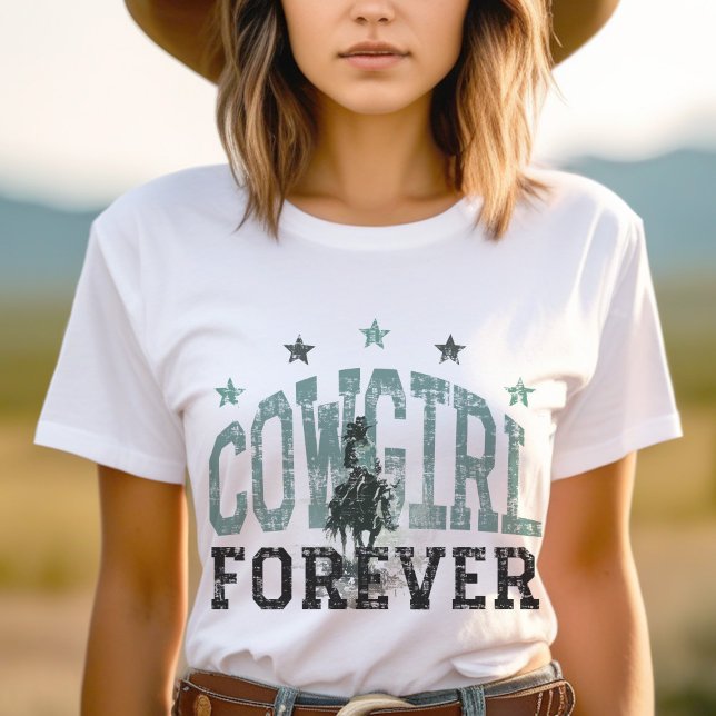 Camiseta Trendência Ocidental de Cowgirl Forever (Cowgirl Forever tee with cowgirl riding a horse)