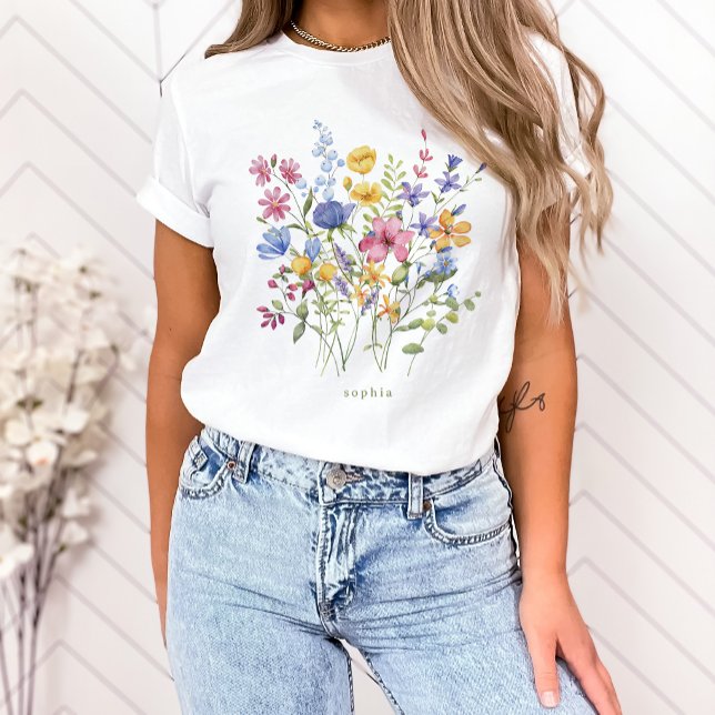 Camiseta Trendy Colorful Wildflower com Monograma (A trendy and boho T-shirt with colorful wildflowers and your name or monogram)