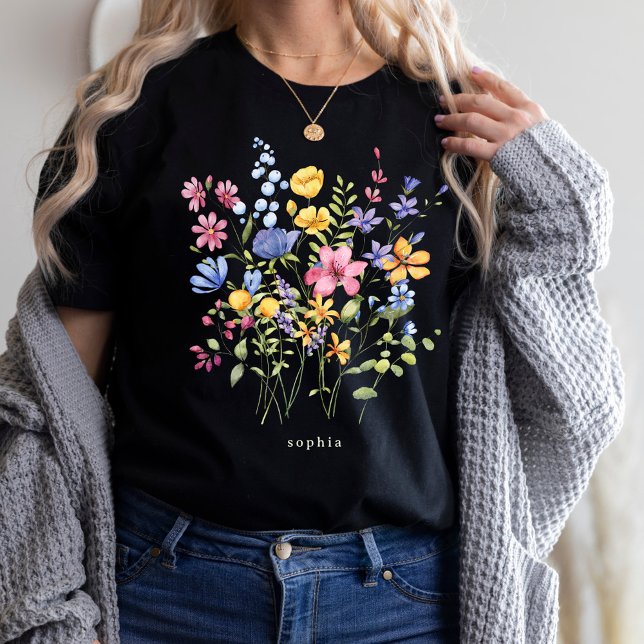 Camiseta Trendy Colorful Wildflower com Monograma (A bright and boho wildflower design, on a dark black t-shirt)