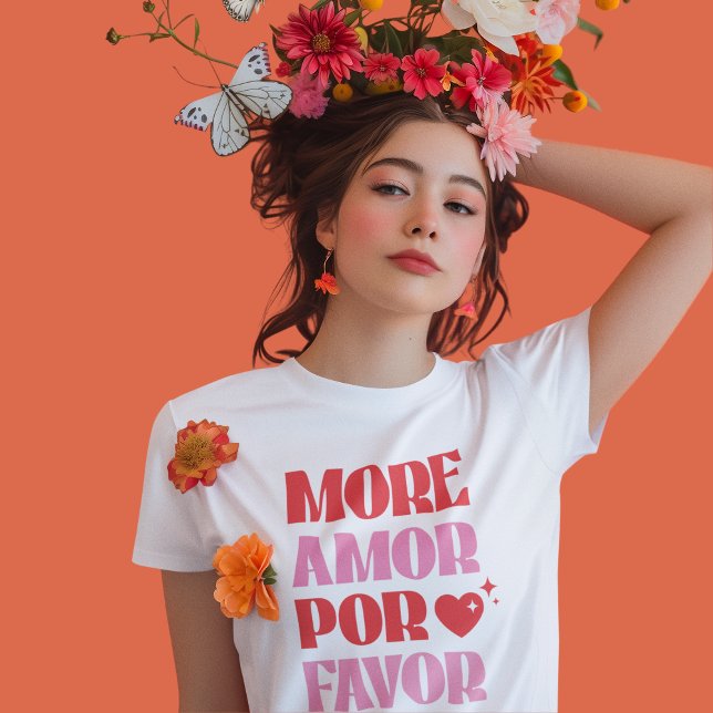 Camiseta Trendy More Amor Por Favor, Vermelho e Rosa Simple (Trendy Women's "More Love" ( "More Amor" ) t-shirt is perfect for any occasion.)