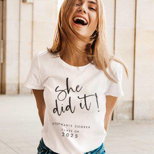 Camiseta Trendy Script Ela Fez Isso Nomeando Graduação 20