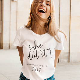 Camiseta Trendy Script Ela Fez Isso Nomeando Graduação 2025