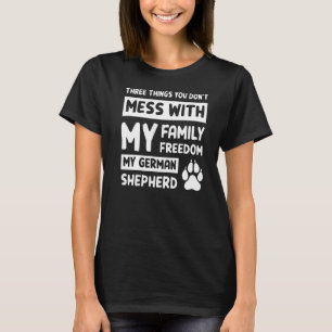 Camiseta Três Coisas que Você Não Brinca com Pastor Alemão 