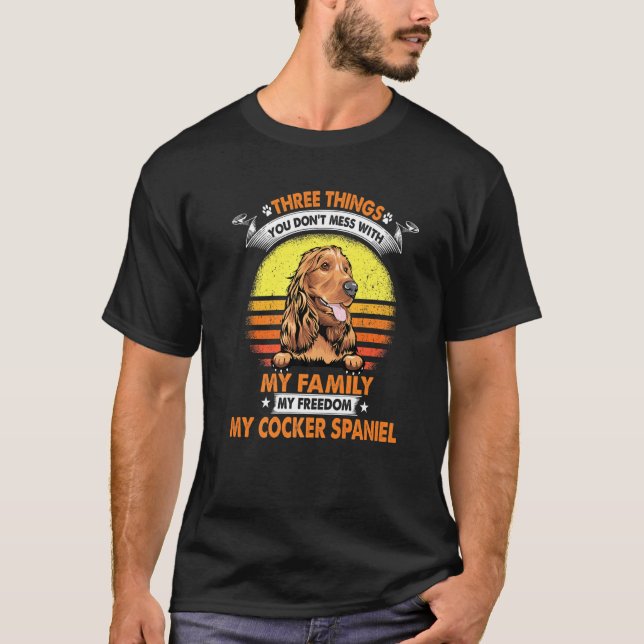Camiseta Três Coisas Que Você Não Mestiça Com O Cocker Span (Frente)
