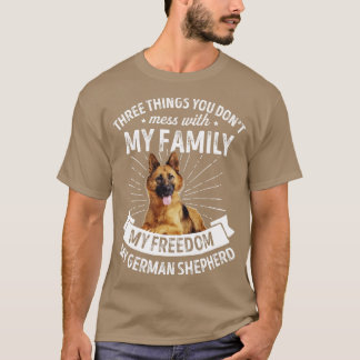 Camiseta Três Coisas Que Você Não Mete Com German shepherd