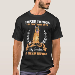 Camiseta Três Coisas Que Você Não Mete Com German shepherd