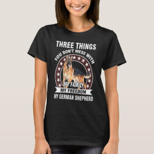 Camiseta Três Coisas Que Você Não Mete Com O Meu German she