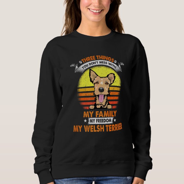 Camiseta Três Coisas Que Você Não Mole Com O Cão De Terrier (Frente)